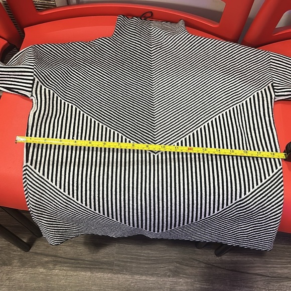 Cynthia Rowley Chevron mock funnel neck crop gray white sweater Size S - Picture 4 of 6